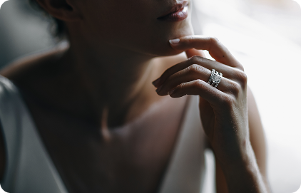 bride-s-tender-fingers-touch-her-chin 1 (1)