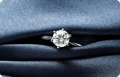 bride-s-tender-fingers-touch-her-chin 5